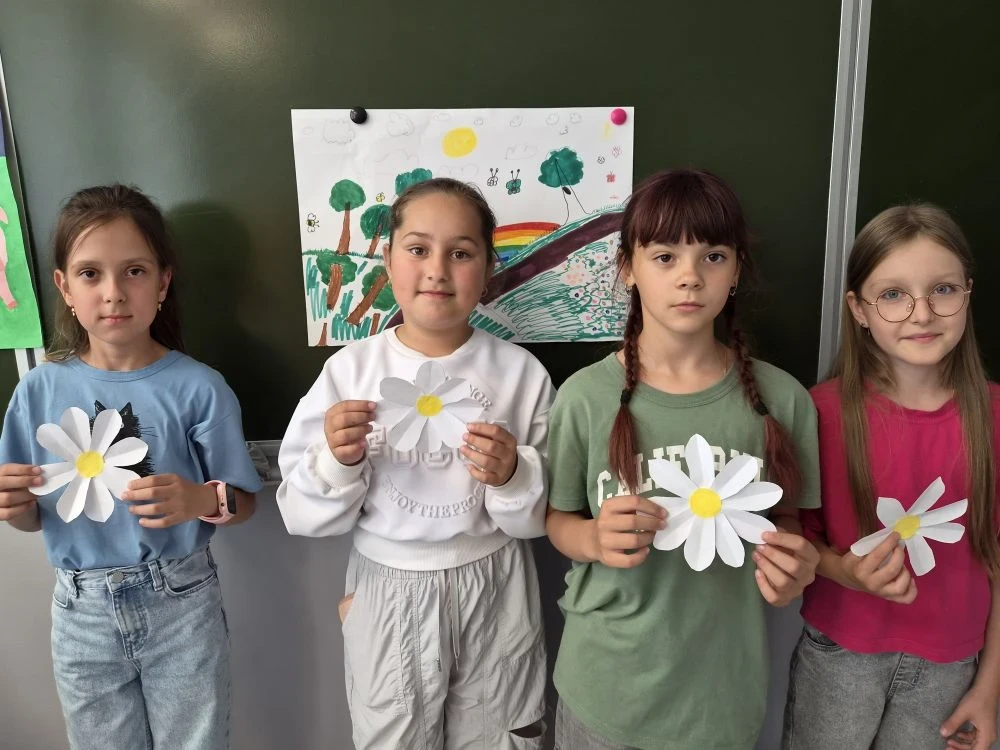 В лагере говорили о добре и сделали белые ромашки 🤍🌼

Ребята узнали об акции «Белый цветок» – симв