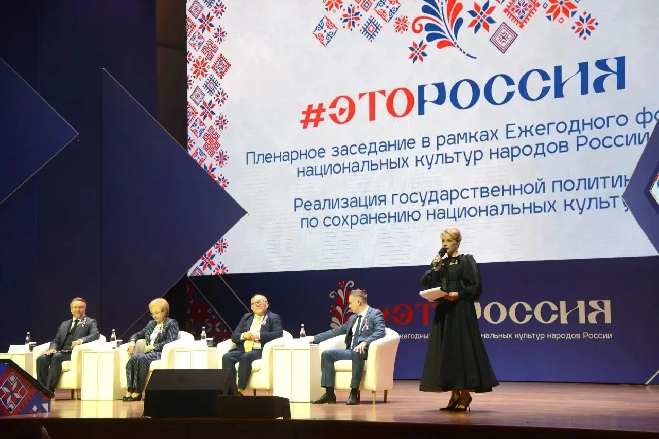 Делегация театра «Красный факел» во главе с директором Антонидой Гореявчевой приняла участие в Ежего