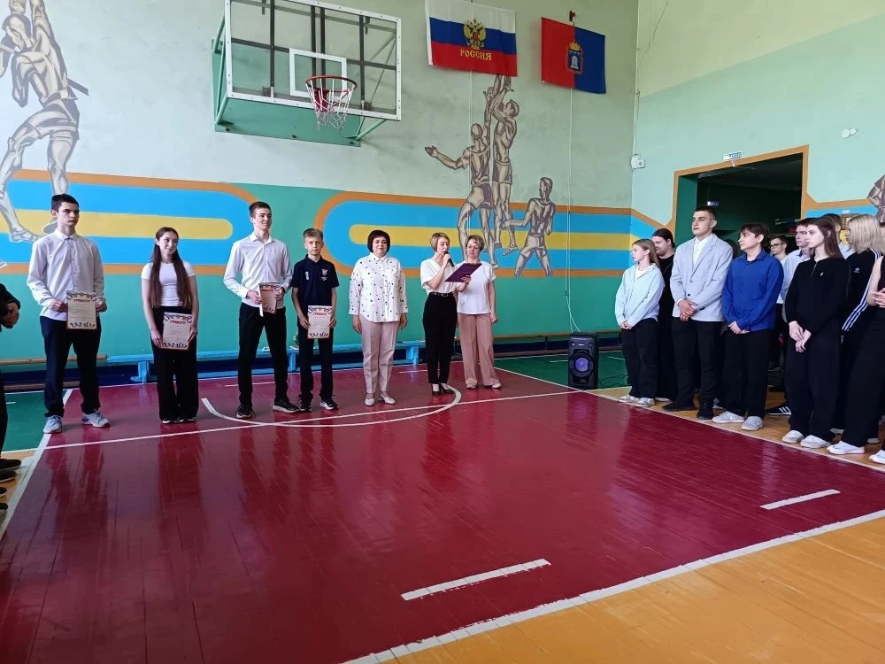 🎉 Совсем немного осталось до окончания учебного года!  Сегодня на торжественной линейке мы чествовал