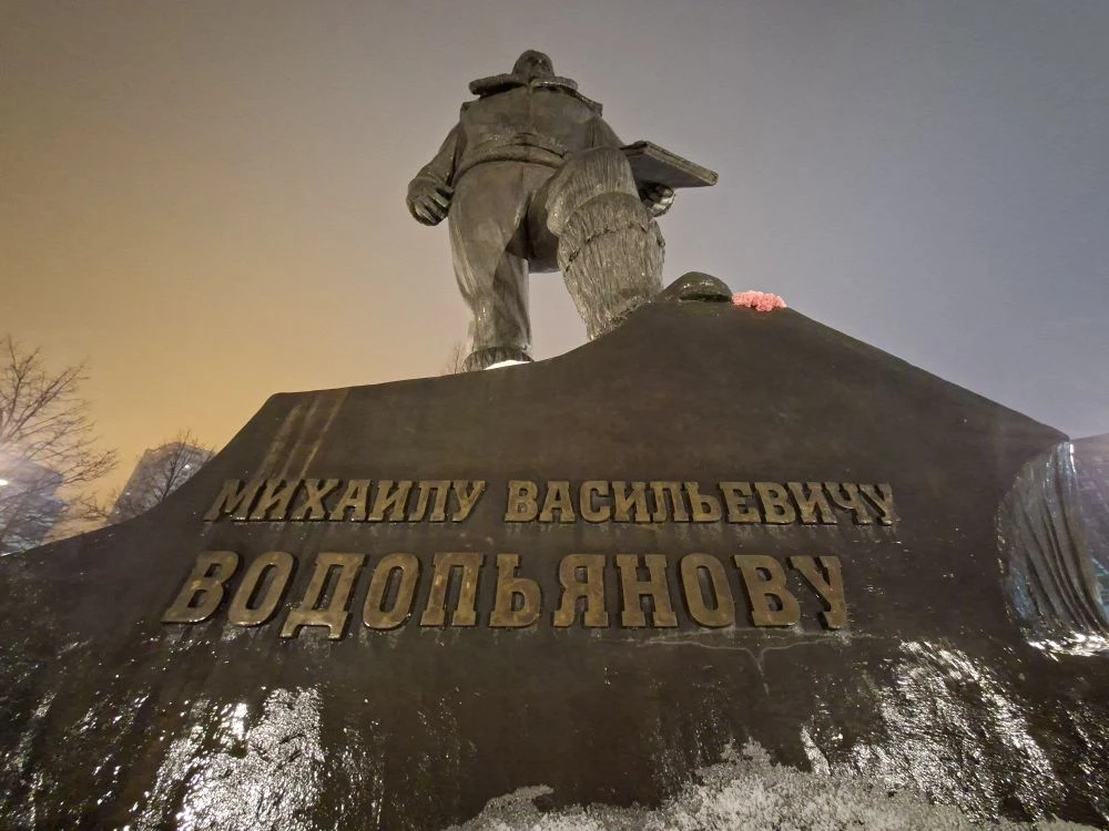 В ледовой корке Водопьянов, Чкалов рядышком стоит,