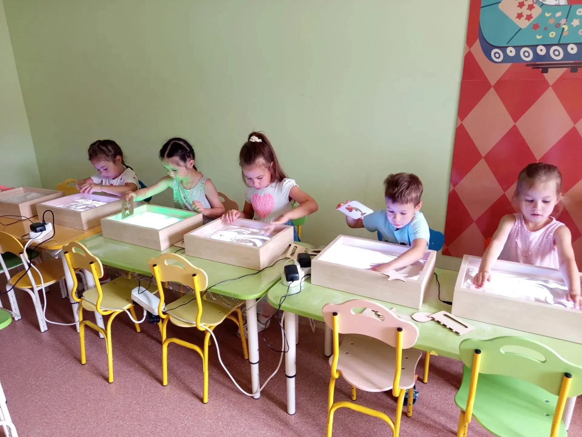 Продолжаются занятия на кружке «Волшебный песок». Ребята успешно осваивают техники рисования на песк