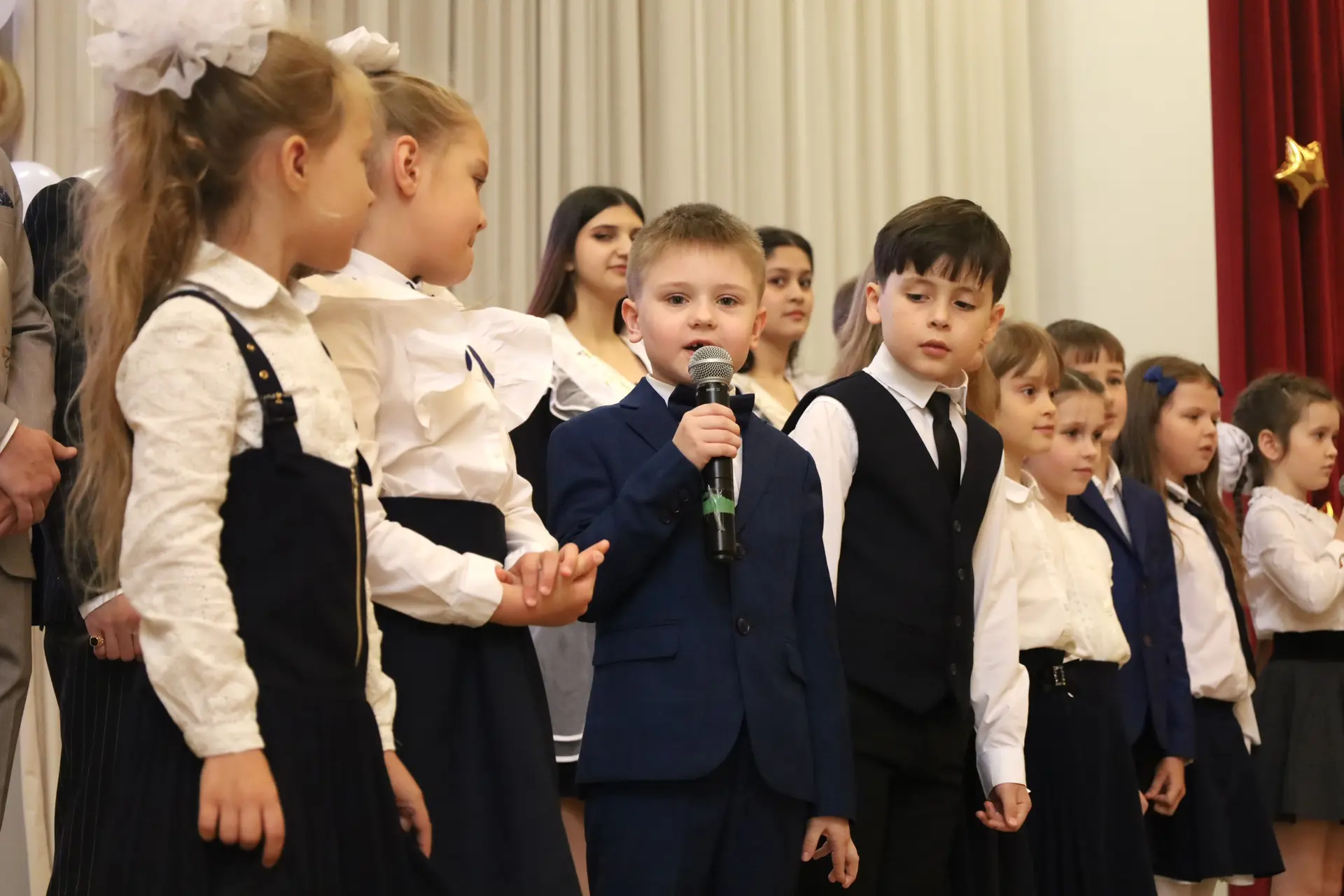 🔔 Сегодня в нашей школе было то самое «до свидания», которое звучит как «начало».  💭 И вот уже стихл