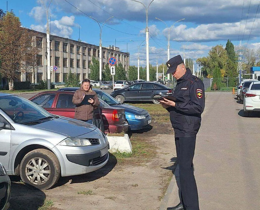 В Тамбове во время рейда зафиксировали нарушения парковки на зеленых зонах
