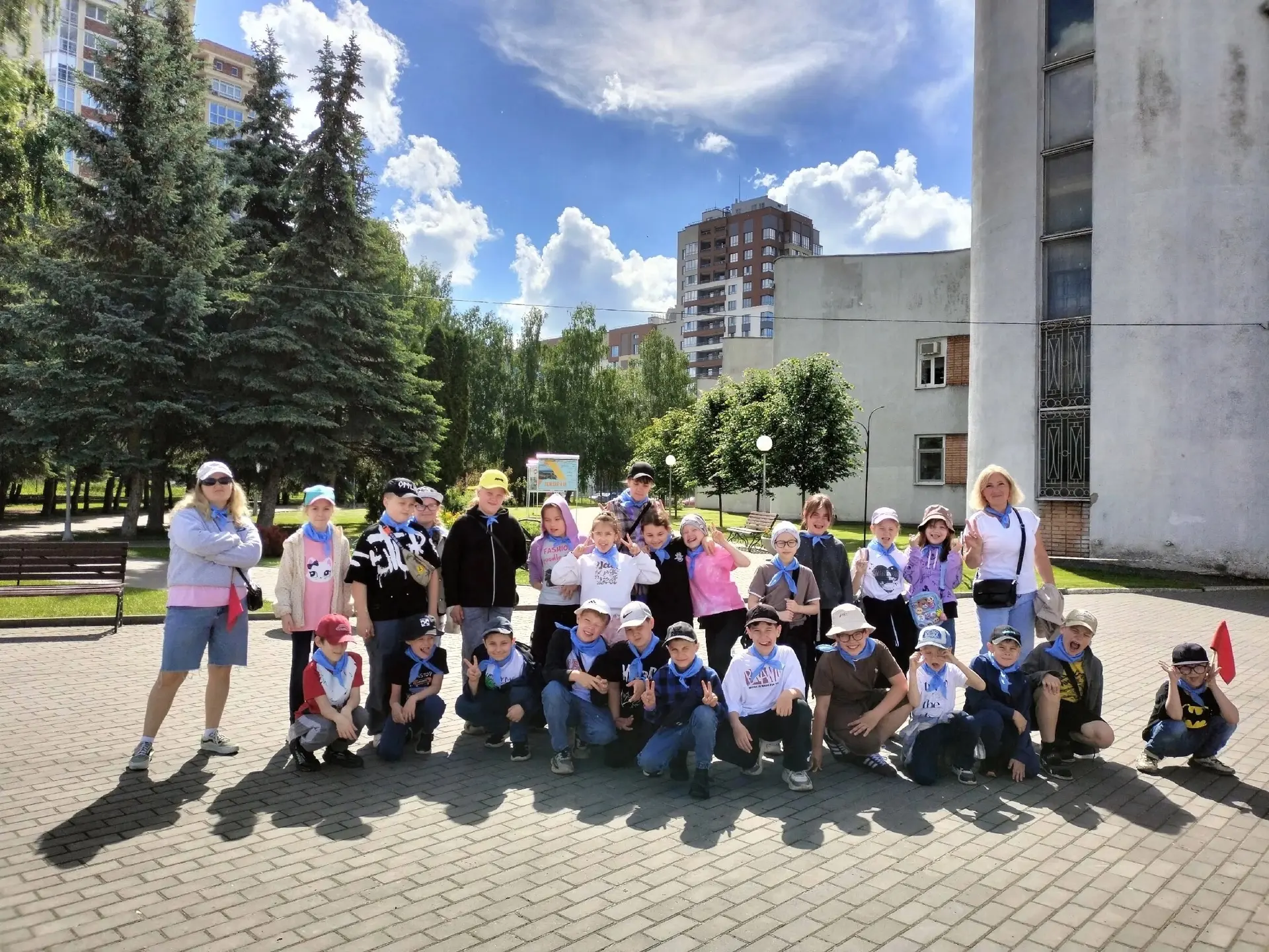 ☀Летний школьный лагерь☀
🧙4 июня ребята отправились в увлекательное путешествие во Дворец детского 