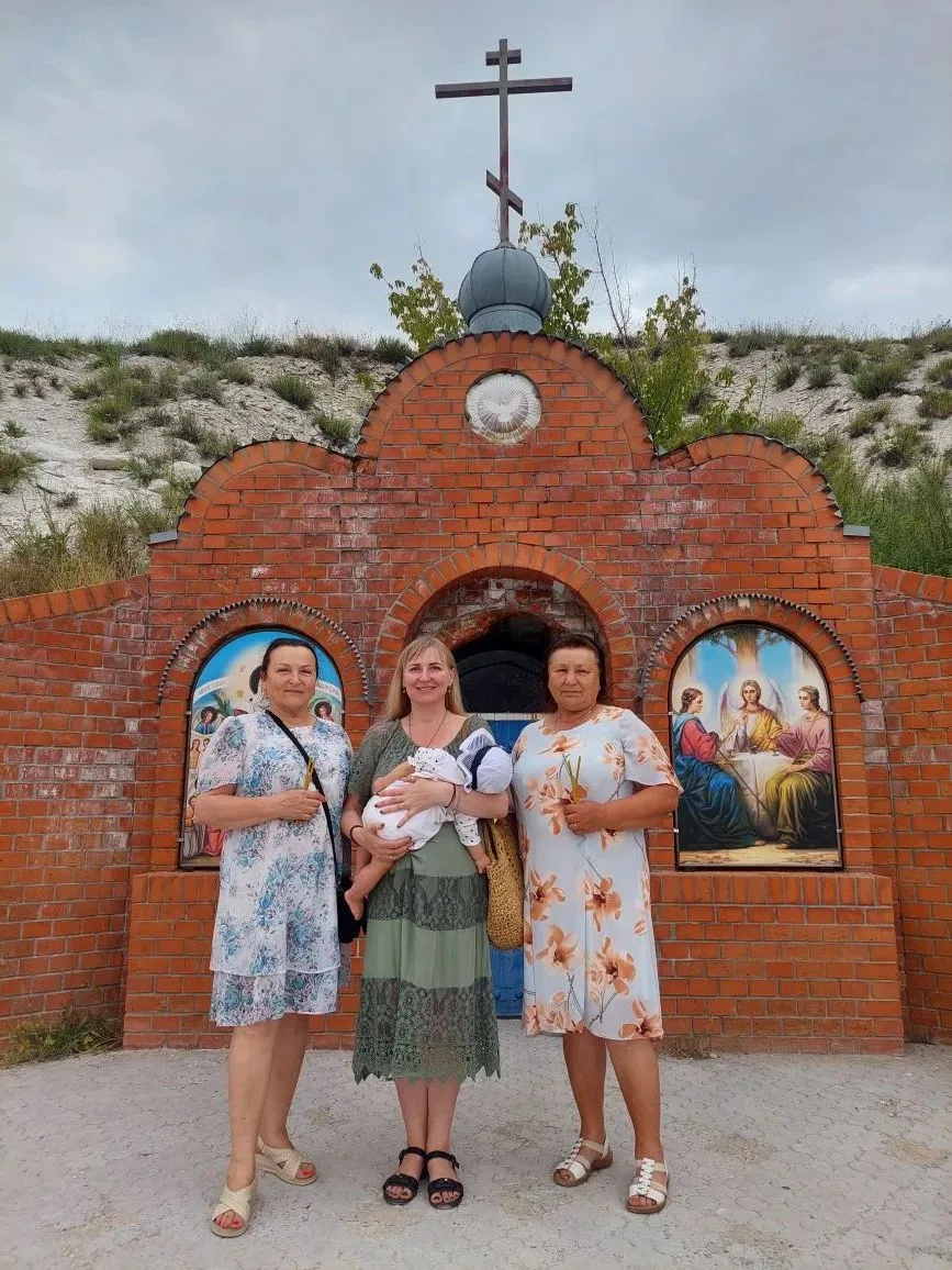 🙏 День в святом месте

Сегодня съездили с Настенькой и бабушками Светой и Ниной в Свято-Троицкий Ка