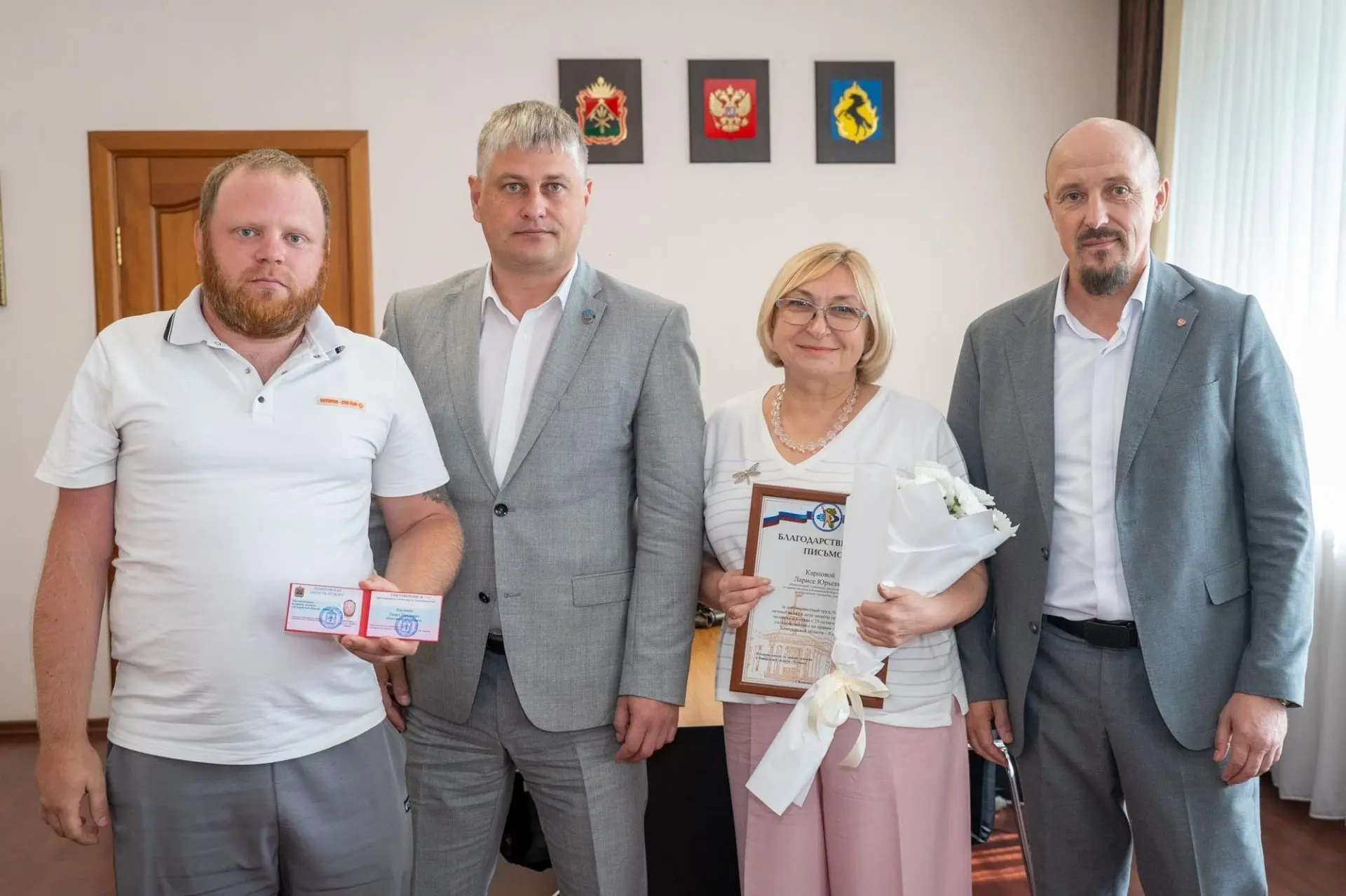 Уполномоченный по правам человека в Кузбассе Василий Борисов в ходе рабочей поездки в наш город вруч