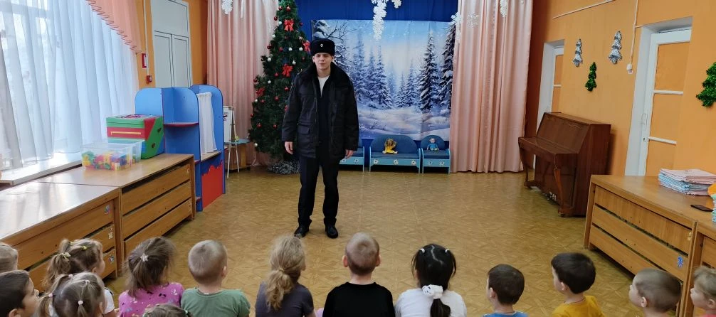 Сегодня инспектор ГИБДД Максимов Максим Сергеевич вновь побывал в гостях у наших дошкол...