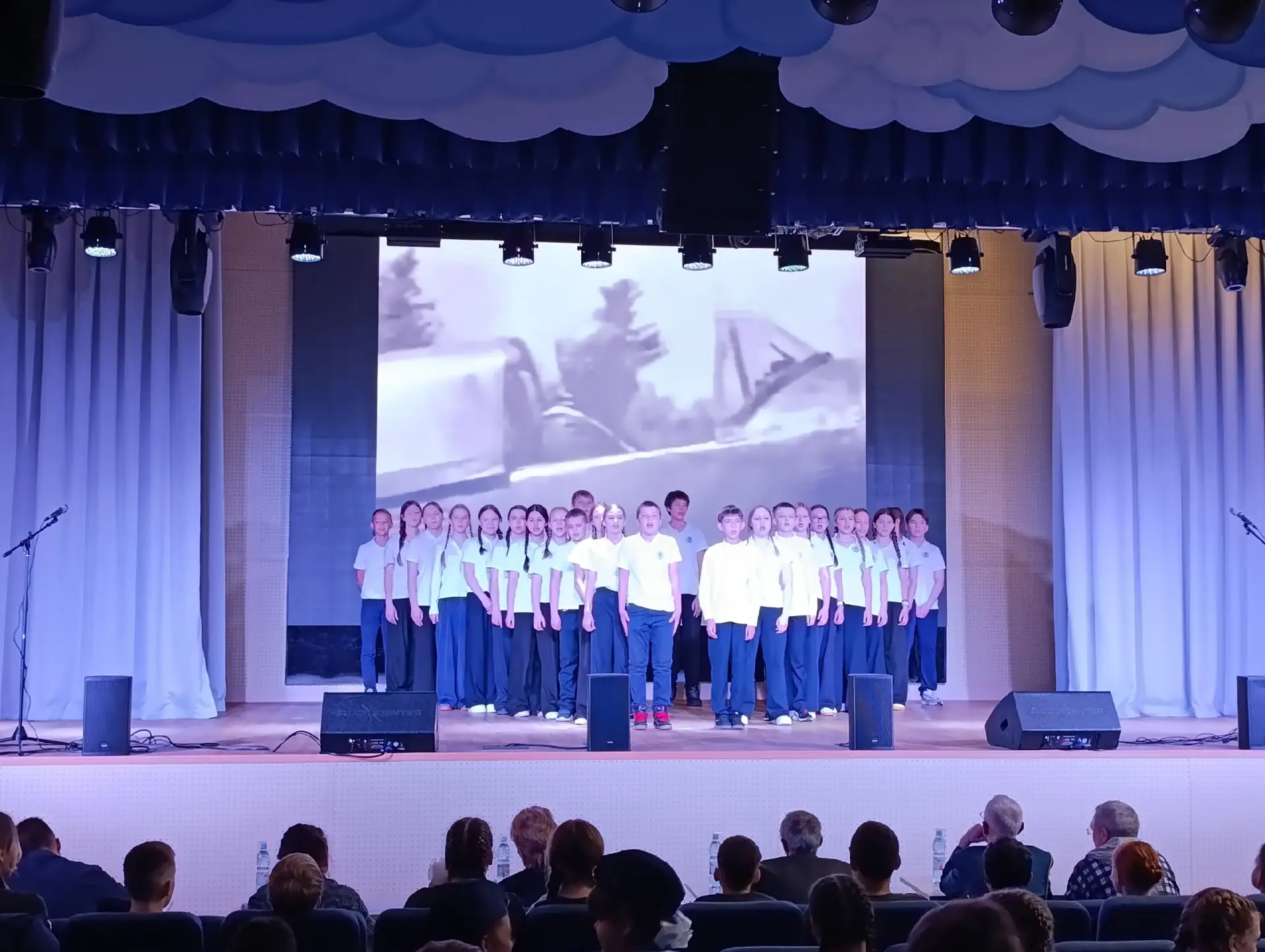 ТРАДИЦИИ В #МАОУСОШ222   🎤С гордостью и радостью сообщаем, что в нашей школе прошёл первый общешколь