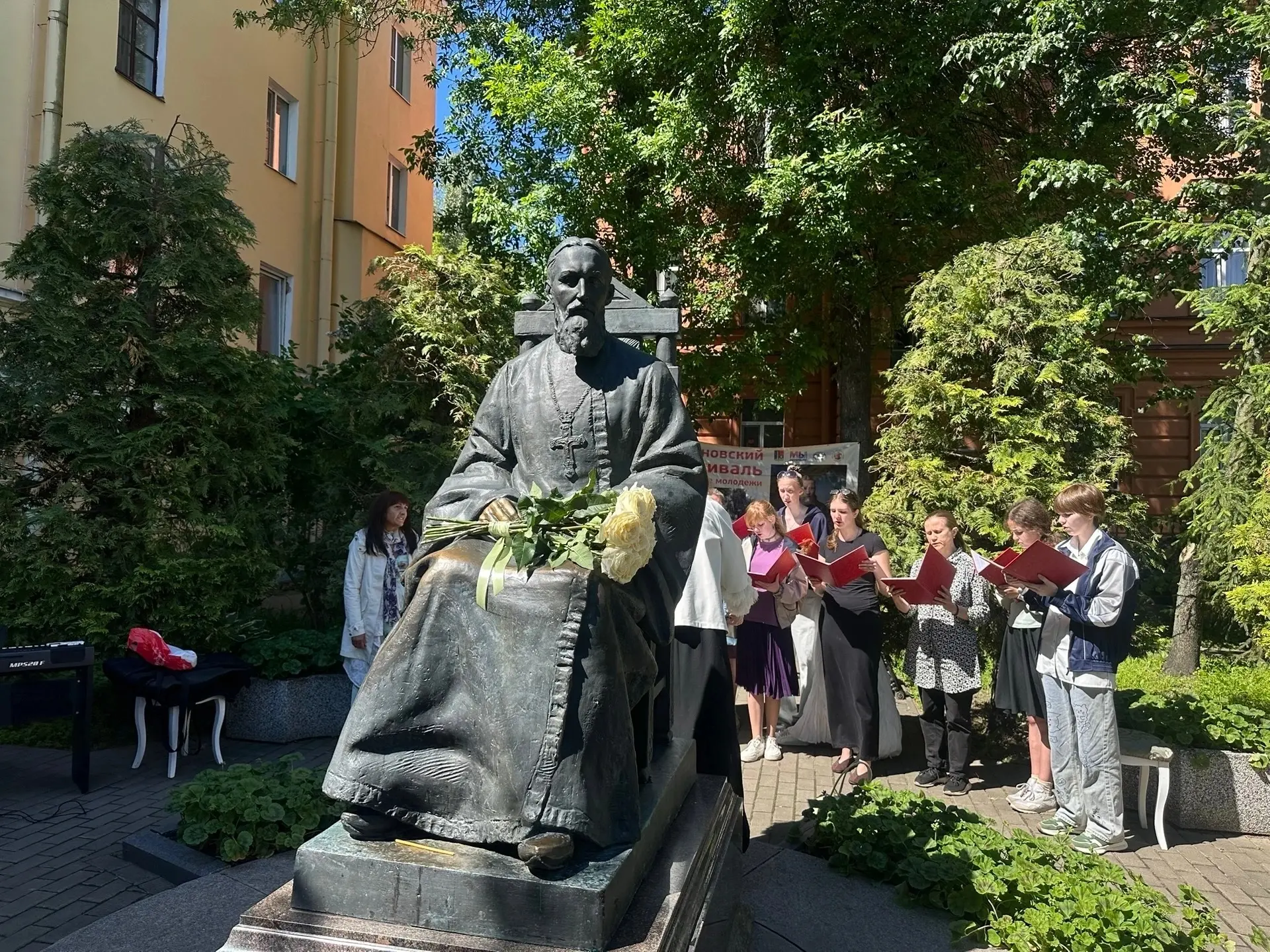 В Кронштадте в садике Музея-квартиры Святого Праведного Иоанна Кронштадтского весь день проходит пра