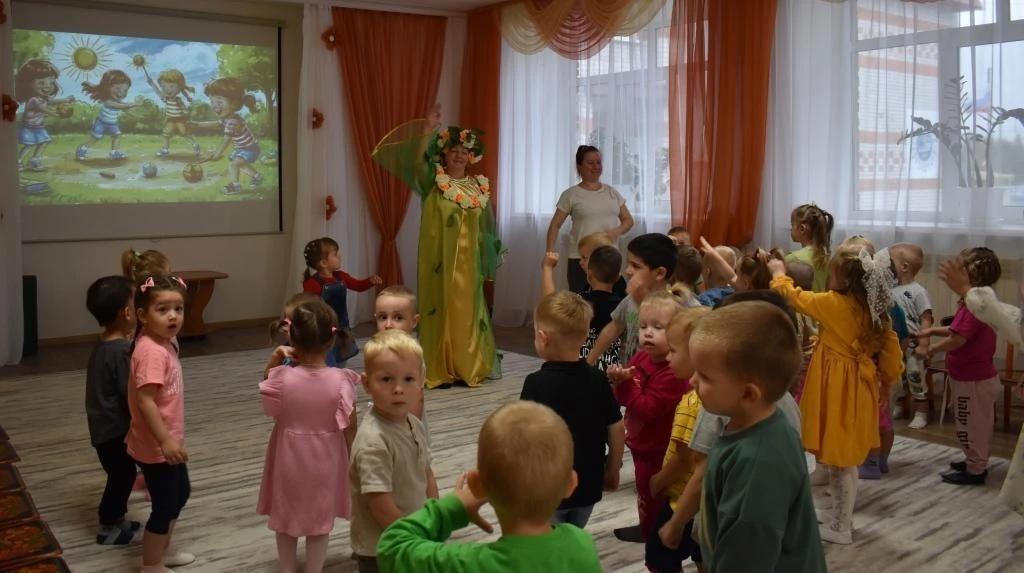 В младших группах «Березка», «Колобок» и «Родничок» прошло веселое мероприятие «Лето, п...
