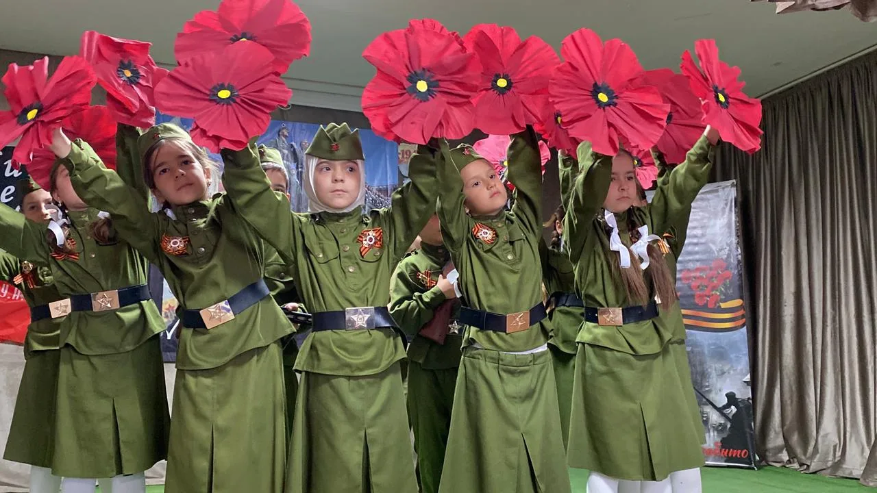 Этот День Победы порохом пропах  Этот праздник с сединою на висках  Это радость со слезами на глазах