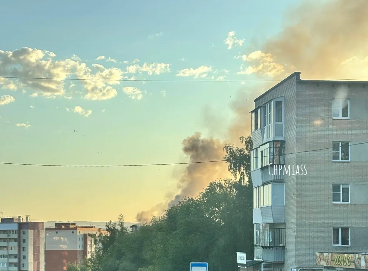 Произошло возгорание квартиры на Победе 19 , сильным дым виден в небе , сообщила нам подписчица.    