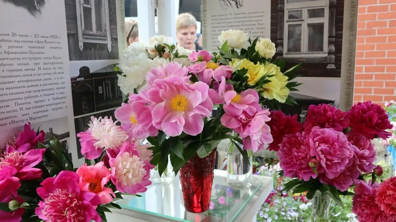 🌸 Пионы, купеческий особняк и экскурсия вслепую

В липецкой «Городской управе» прошёл «Пионовый бал
