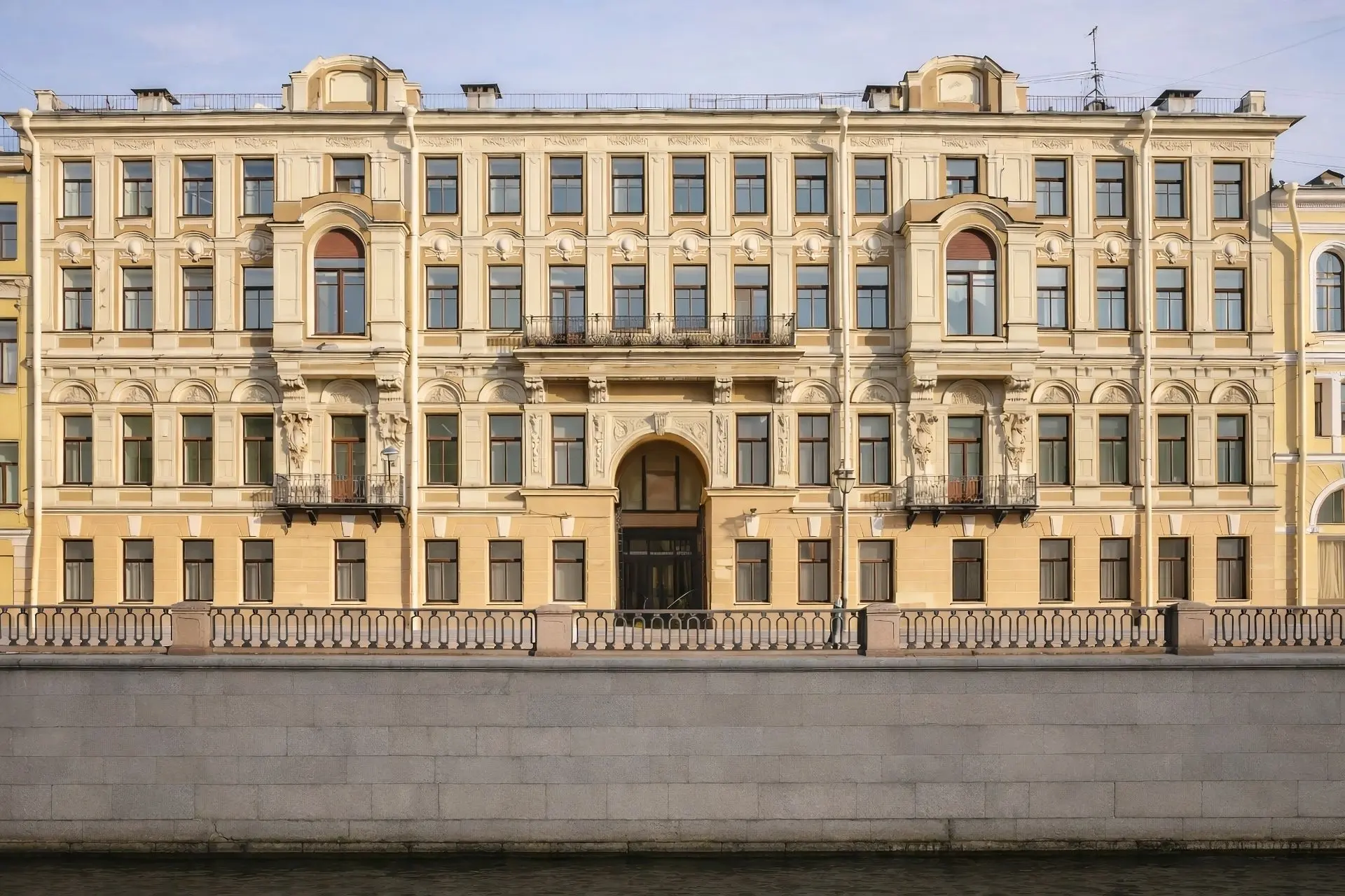 Отель за 3 млрд рублей открыли в здании Центральных железнодорожных касс в Петербурге