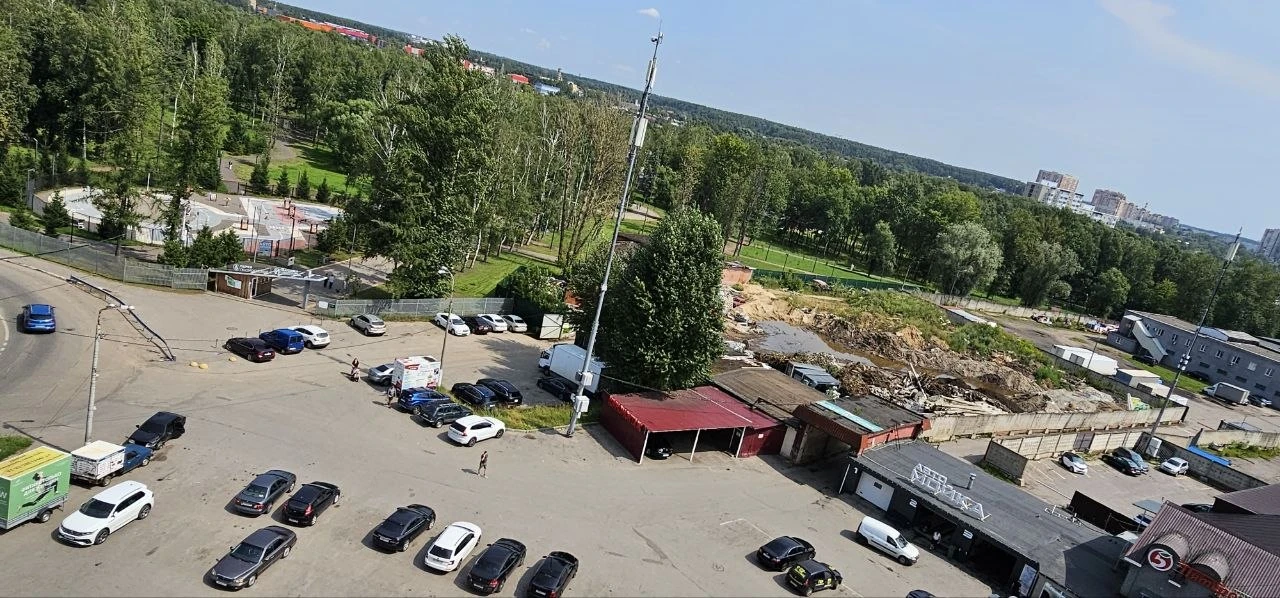 В центре Ивантеевки и территорию прилегающую к парку завалило грязью и отходами 4 класса опастности.