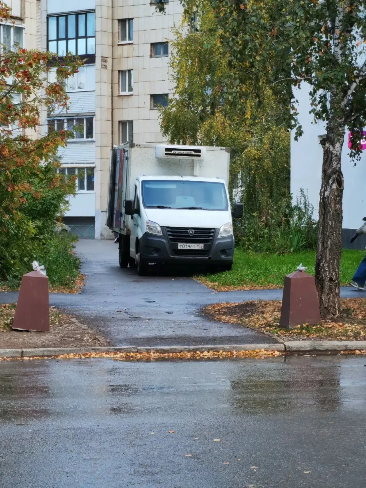 Добрый день! В 24 микрорайоне ул. Нуркаева 3А были поставлены дорожные блокираторы. Поч...