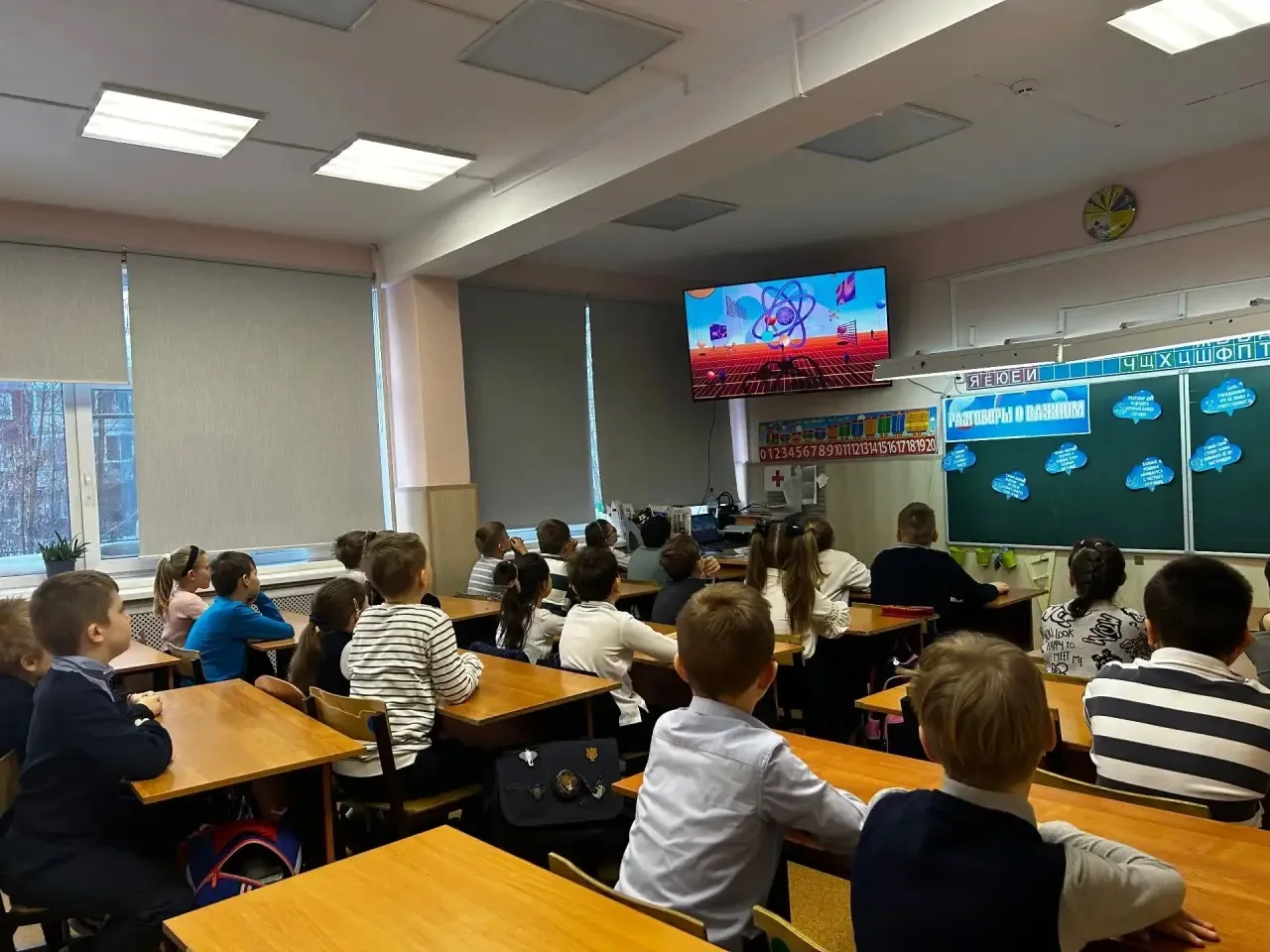 2 февраля 2026 года в МОУ СОШ имени Д. И. Зернова прошла линейка и торжественная церемония поднятия 