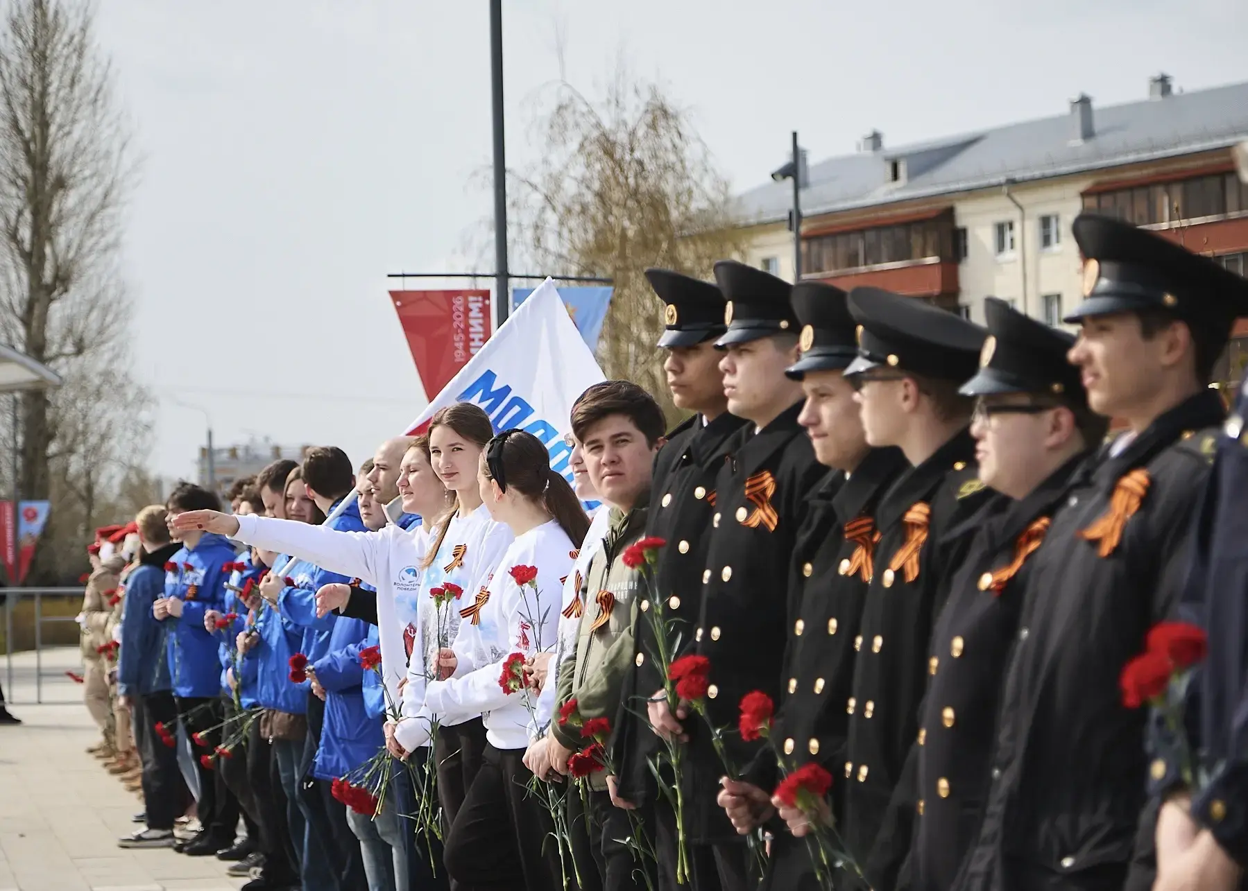 КАЗАНЬ – ГОРОД ТРУДОВОЙ ДОБЛЕСТИ  Курсанты и иностранные слушатели ИМРФ совместно с ветеранами, пред