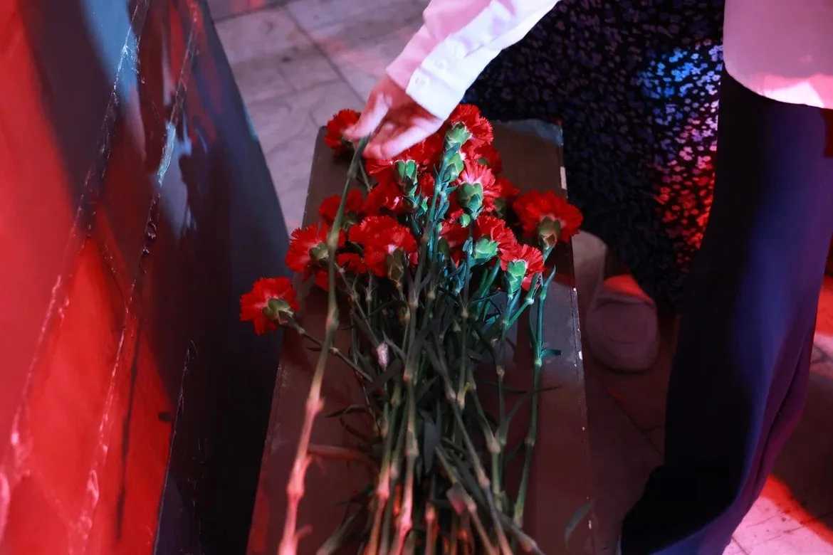 🕯️ Акция «Красные гвоздики» в основном корпусе: память, которой не нужны слова  В основном корпусе п
