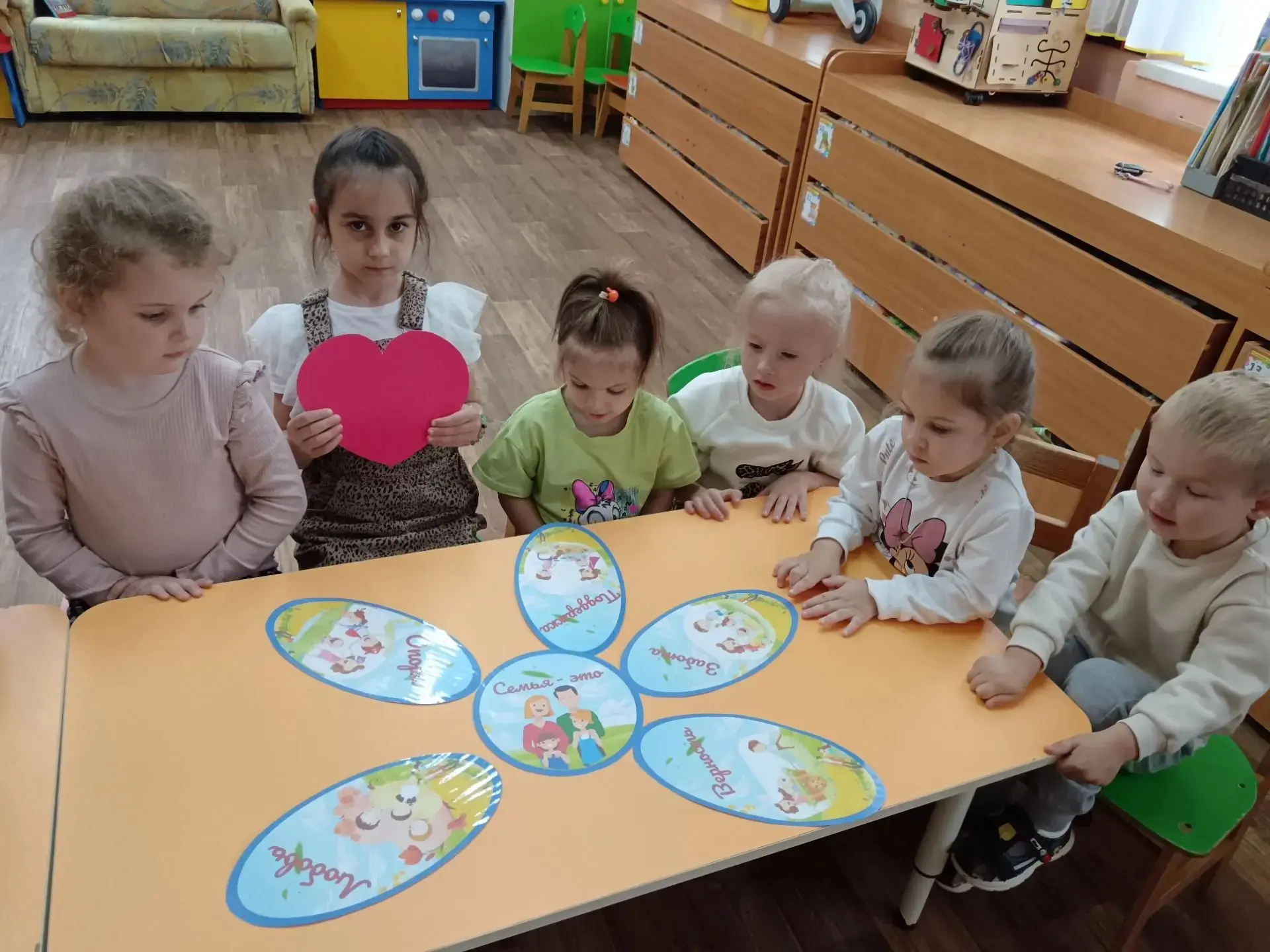 🌼В праздник Дня семьи, любви и верности в младше-средней группе прошли тематические игры и задания,