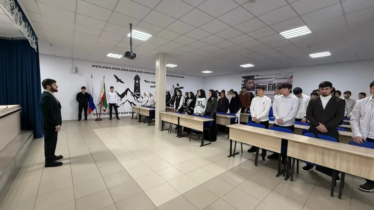 Утро понедельника новой учебной недели в колледже традиционно началось с торжественной линейки, цере