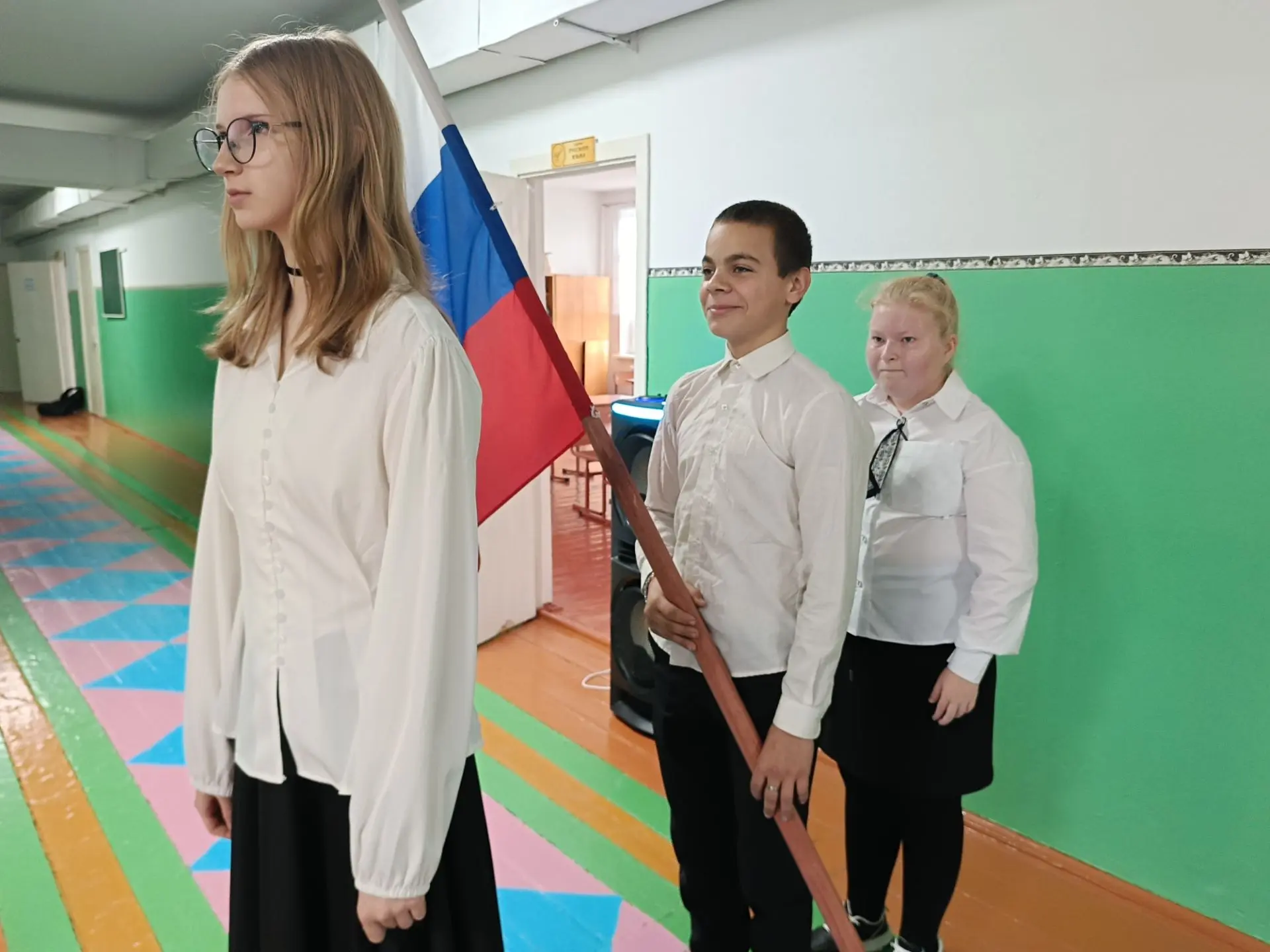📌Новая рабочая неделя в нашей школе уже традиционно начинается с торжественной церемон...