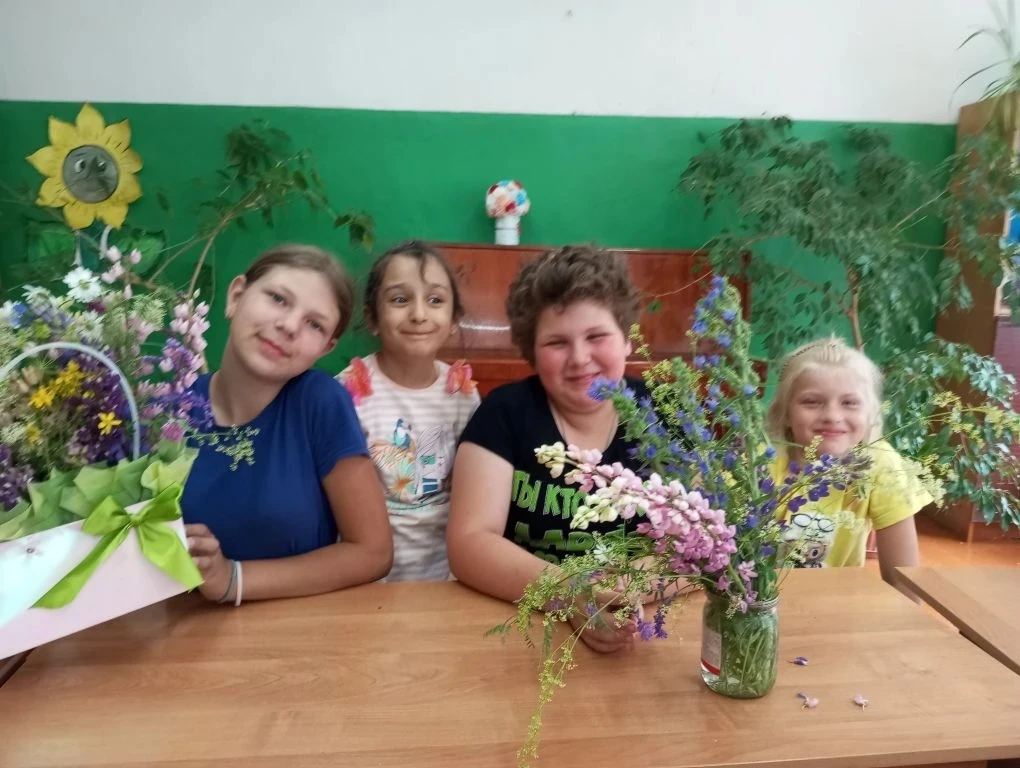 Необычно красивый день прошёл в нашем лагере " Родничок "- День цветов.
Много интересного узнали реб