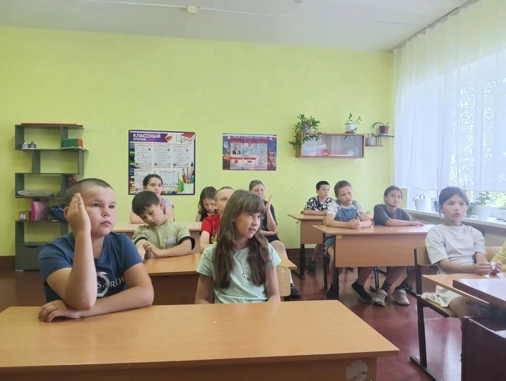 В рамках ЕДП с ребятами летнего лагеря была проведена беседа на тему: «Деструктивное поведение  и во