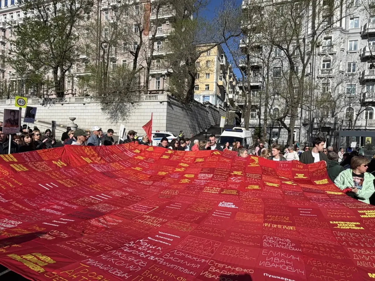 Сегодня на праздничном Параде Победы во Владивостоке по площадке прошло шествие образовательных учре