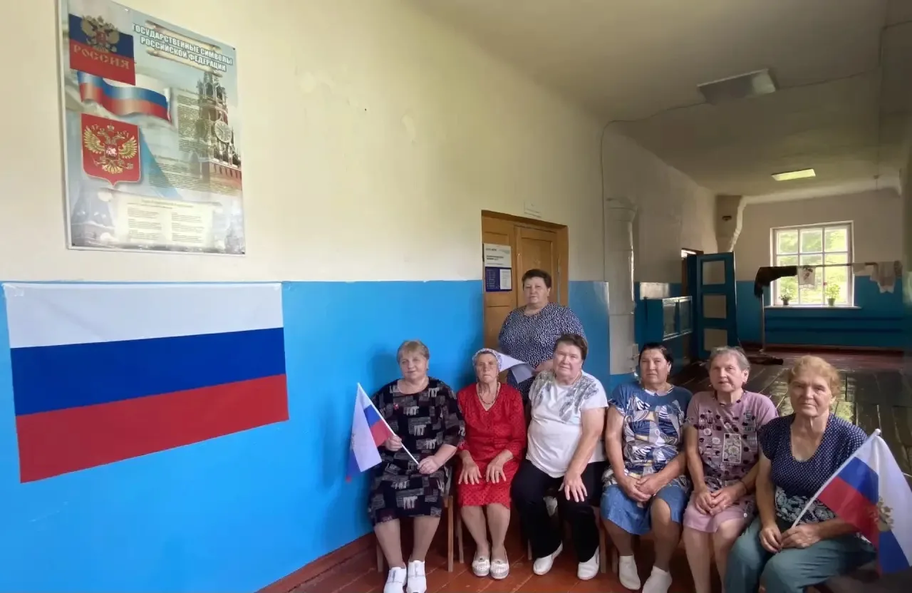 🇷🇺 Государственном флагу, как святые, отдаются  высшие государственные почести. Его д...