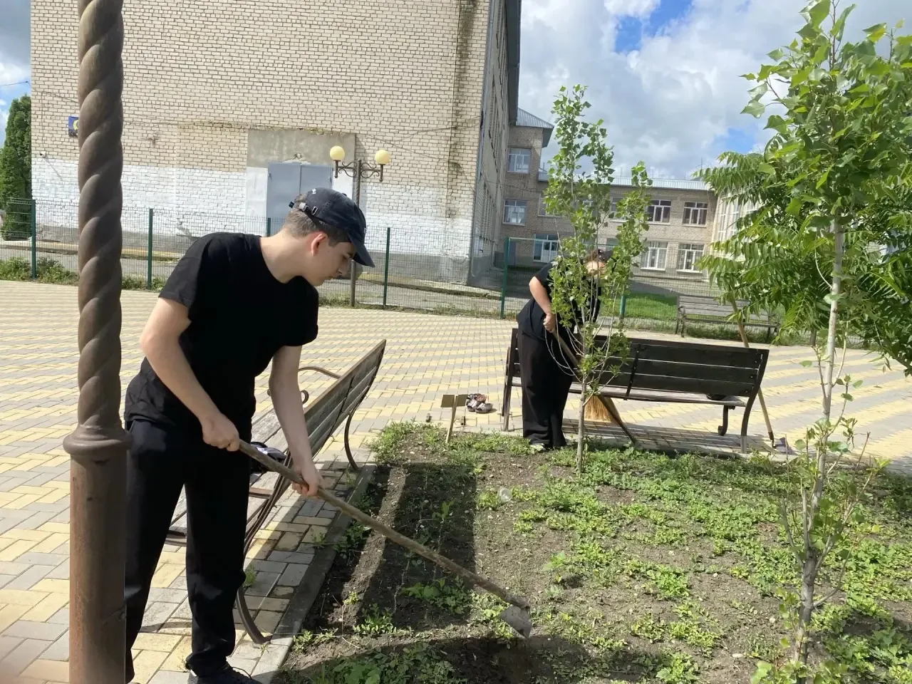 Вот оно — наше лето трудовое! 🌞
В нашей школе кипит работа: ребята из 7Б класса с энтузиазмом трудя