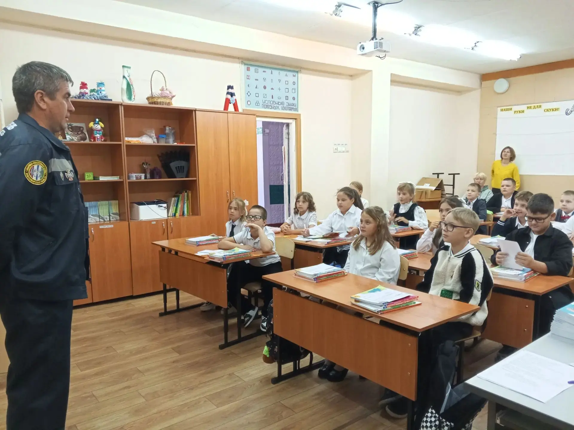 🗣️Спасатель в гостях у школьников: в средней школе рабочего посёлка Линево прошел урок...