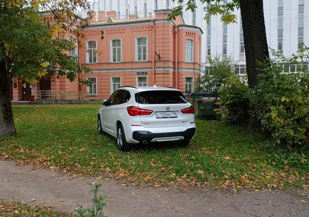 Напомните, куда нужно жаловаться на такую парковку? Никогда таким не занимался, но сейч...