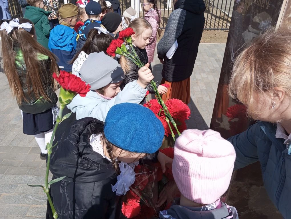 Сегодня возле памятника маршала Конева прошла торжественная линейка среди 1 классов, посвященная 9 М