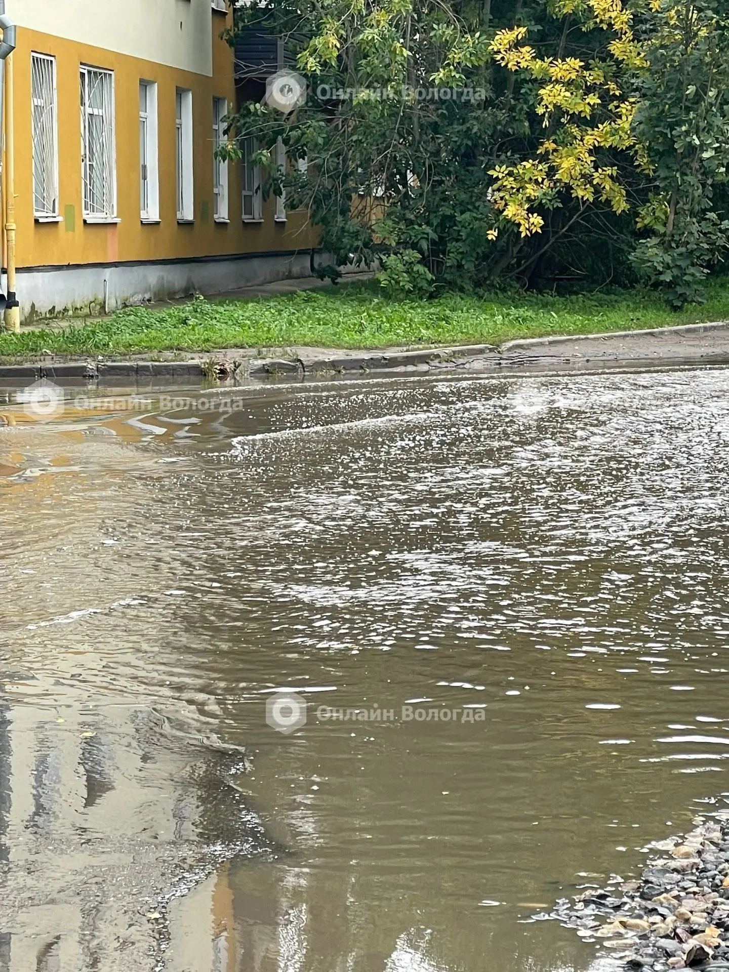 Постоянно большая лужа по улице Северной между домами 14,16,16а и18.Просим принять меры