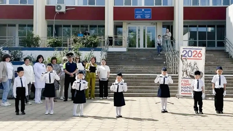 В Элисте прошла акция по безопасности дорожного движения «Мама, папа и я – ЮПИДовская семья!» 🛑  🚸 1