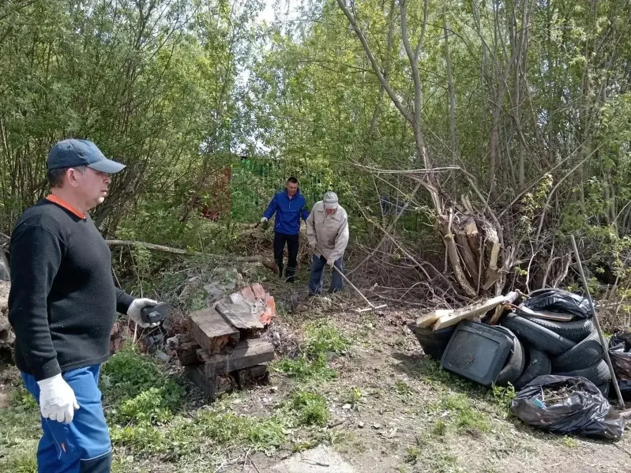Ни дня без уборки 🌿  В Советском районе продолжается марафон чистоты: активные жители убираются на у