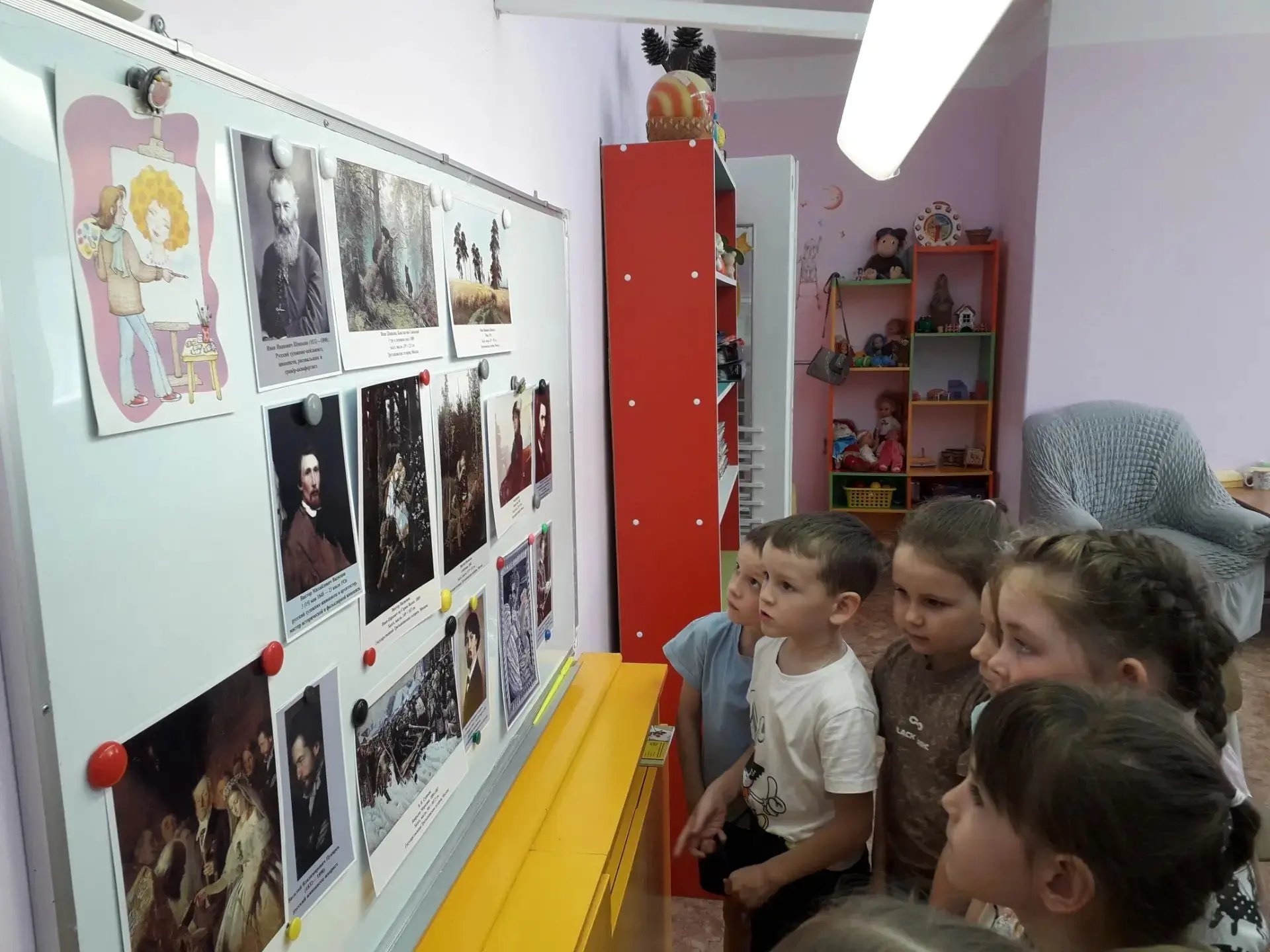 Сегодня в  детском саду  День художника.  Дети побывали в собственной картинной  галерее. Познакомил