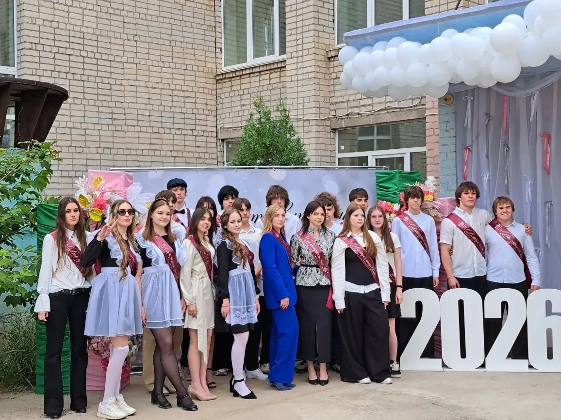 🎓 Сегодня для наших одиннадцатиклассников и девятиклассников прозвучал последний звонок.  Грустный и