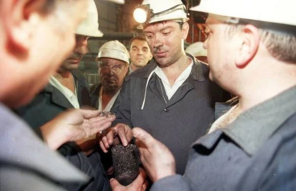 Вице-премьер Борис Немцов с бастующими шахтёрами Кузбасса, 1998 год.