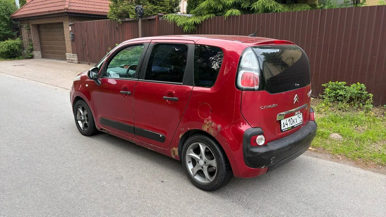 Citroen C3 Пикассо 2009 год ,меха,1.6

Сечет выхлоп 
Грязный в салоне 
Доки ок 
Подвеска перед стучи