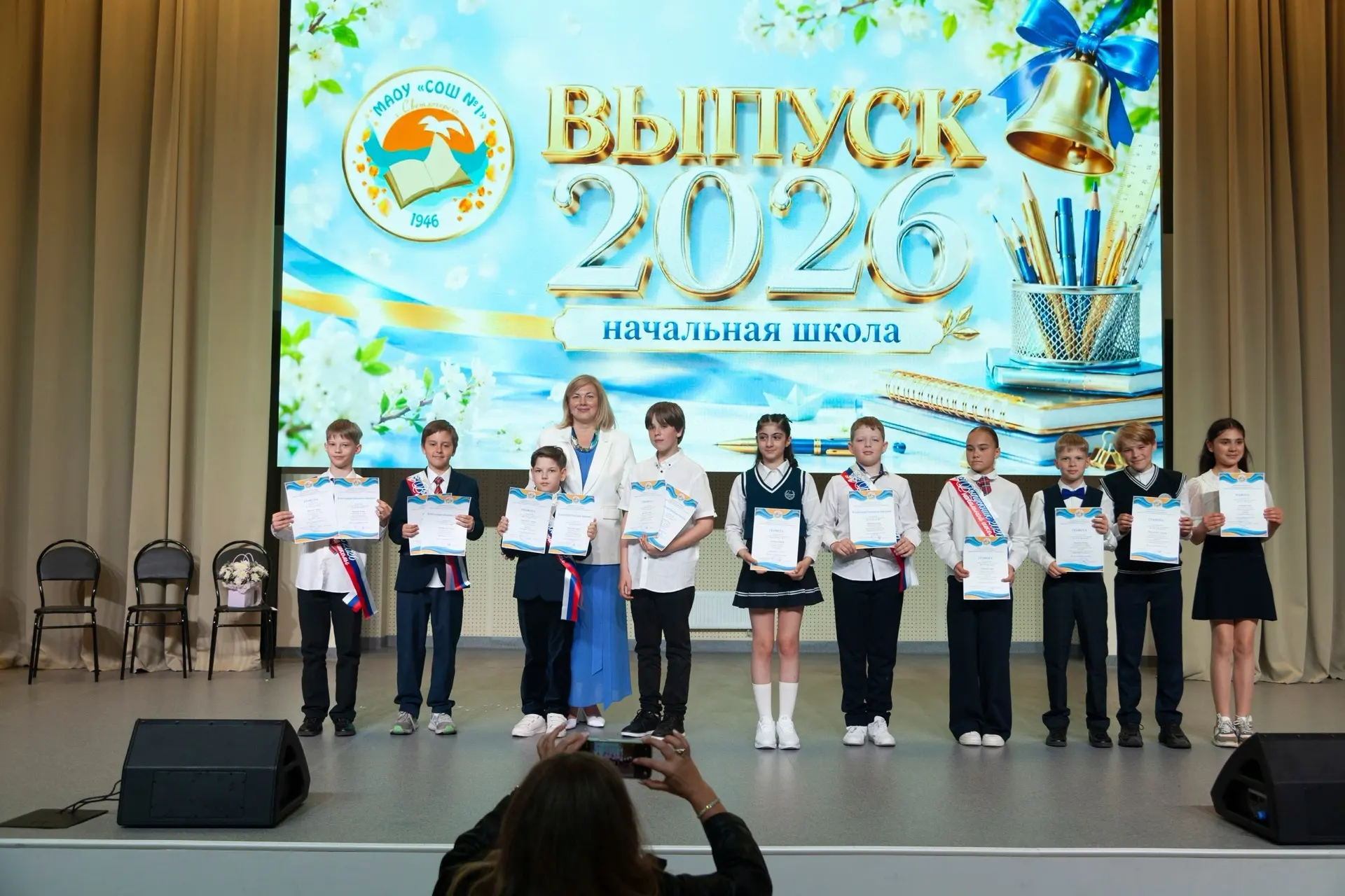 🎓 Вчера в нашей школе прошла трогательная и по-настоящему торжественная выпускная линейка четвертых 