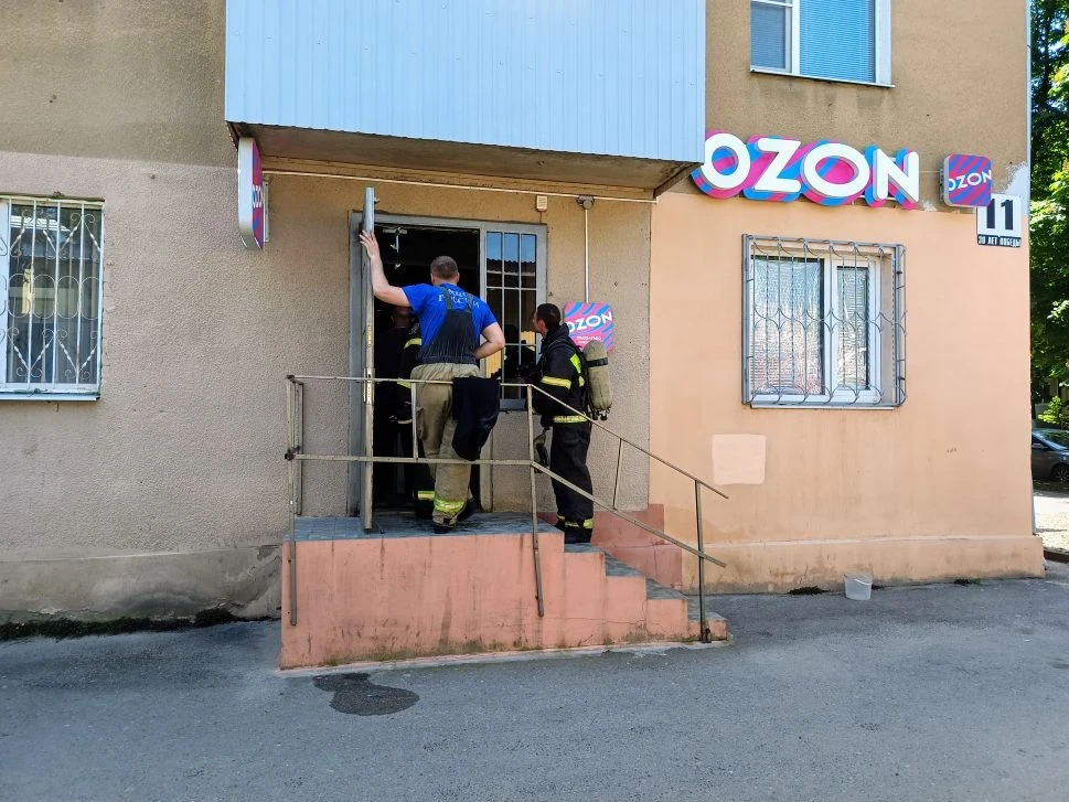 🔥 В офисе « Озон» на улице 30 лет Победы сегодня произошло возгорание потолочного светильника   Сотр