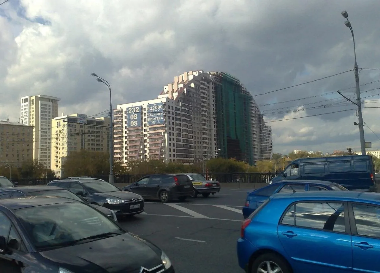 ⏰ На Электрозаводском мосту в 2010. Год выдают машины: сейчас старую Волгу не так часто...