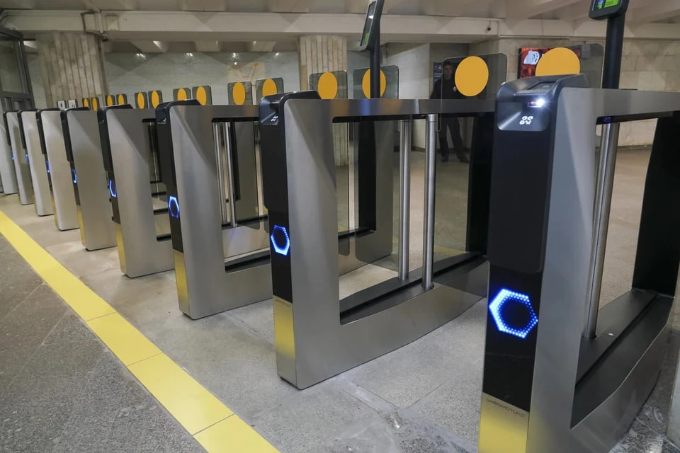 Ходим только по левой стороне❗️

🚇 На станции метро «Московская» начались работы по замене старых т