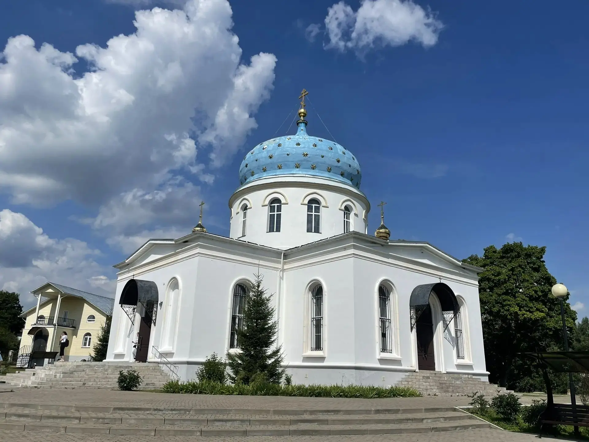 А это Храм Спаса Милостивого в нем венчался Фёдор Шаляпин с итальянской балериной Иолой Торгани в 18