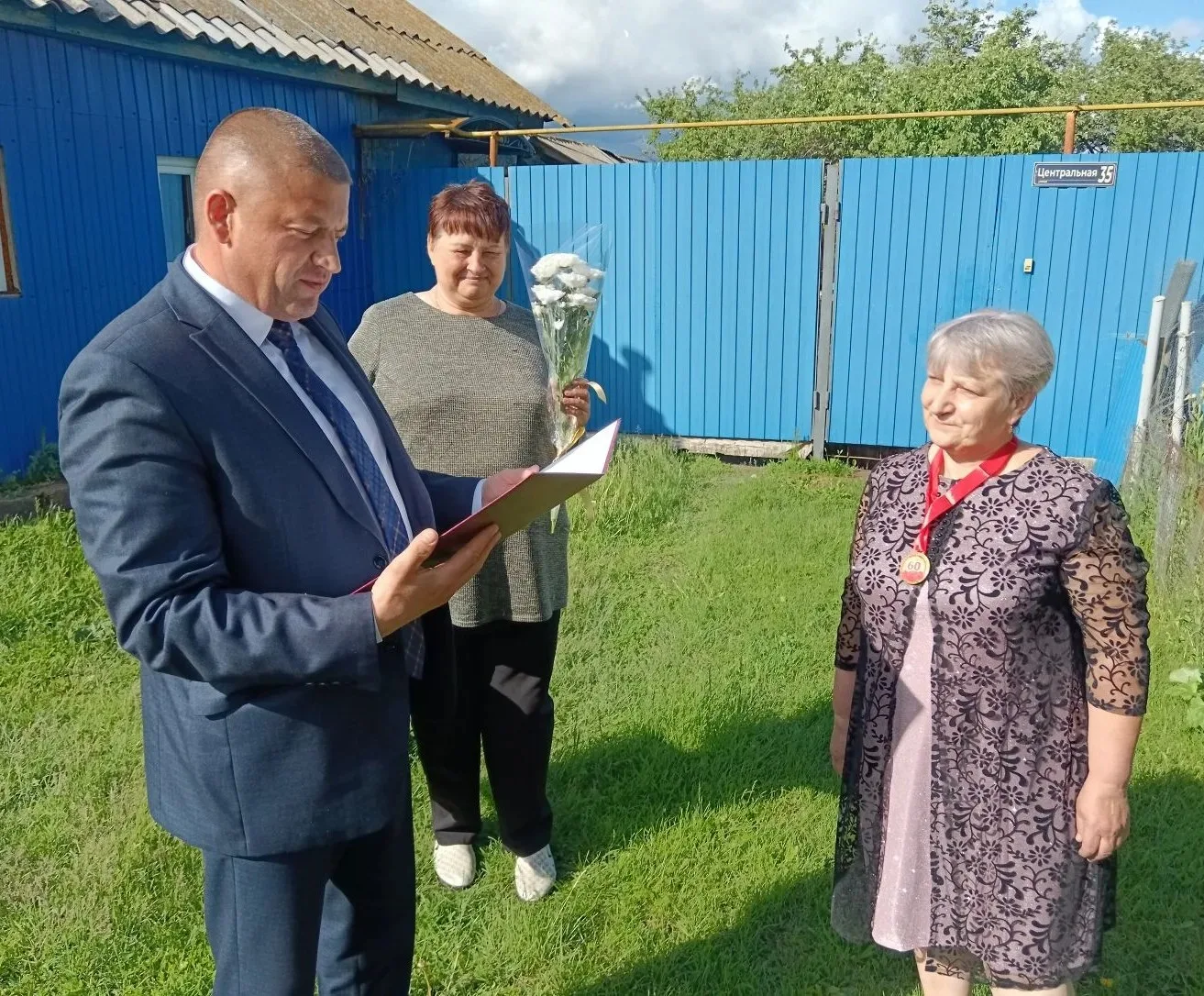 Сегодня Глава Куськинского сельсовета Мантуровского района Андрей Трунов поздравил с юб...