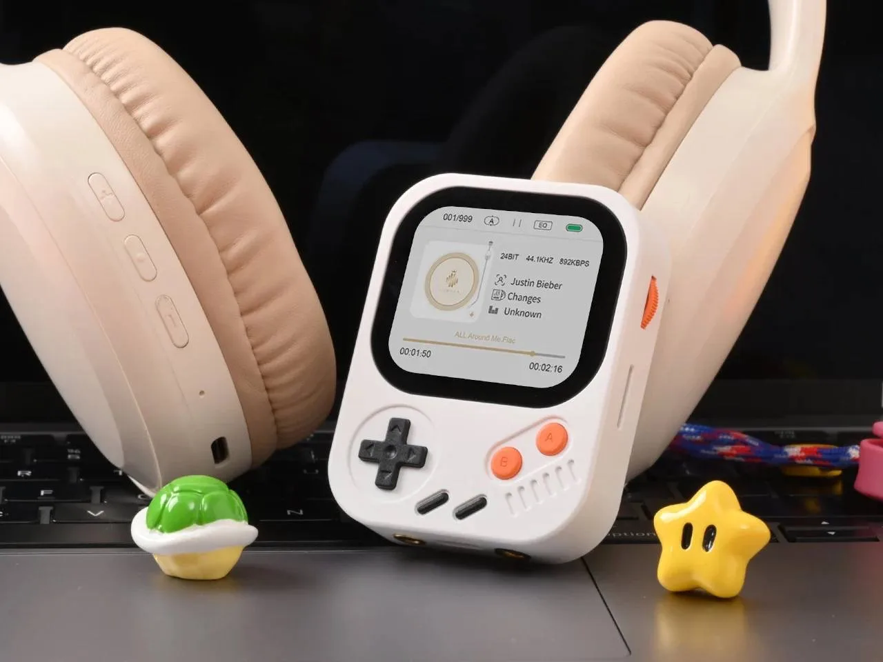 Как Game Boy, но для музыки.

И называется AP30 Music Boy. Работает без приложений и стриминга и вос