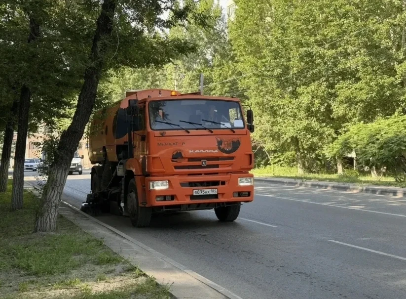 В Саратове коммунальщики продолжают уборку и благоустройство города

Рабочие чистят дороги и тротуар