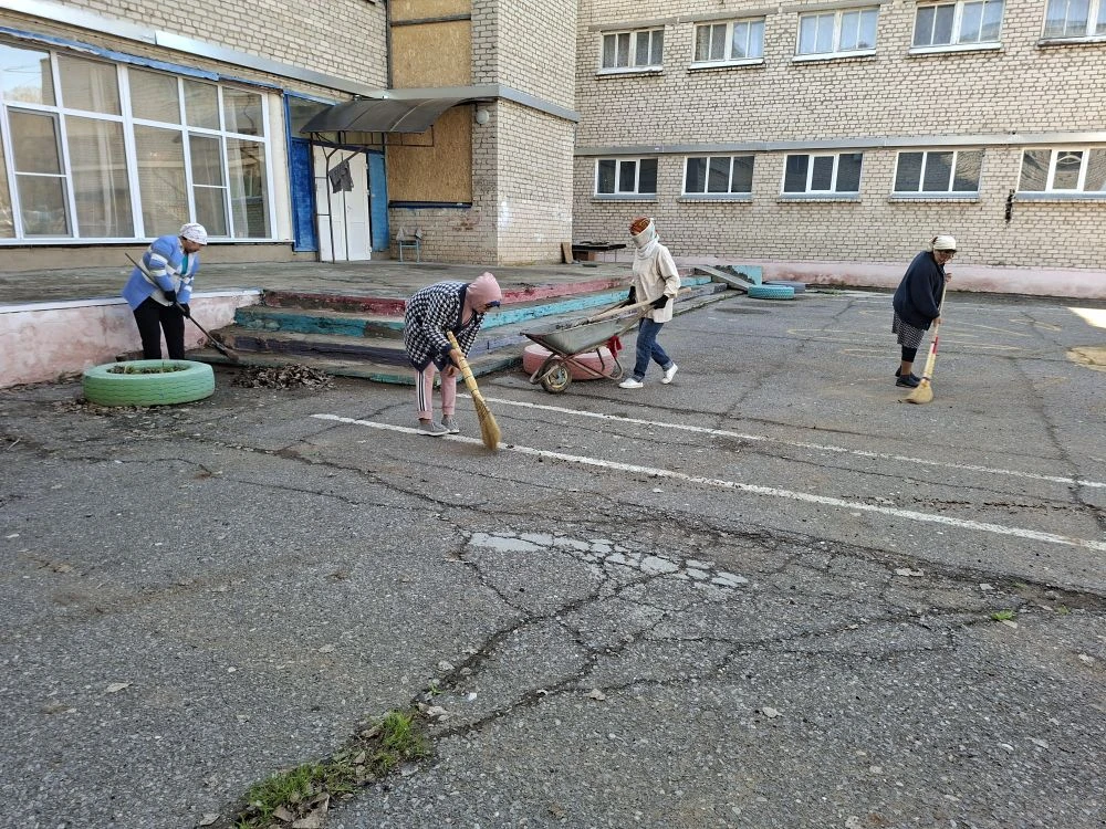 🌳⚘️🏵2 апреля состоялся субботник по уборке территории нашей любимой школы.Участие при...